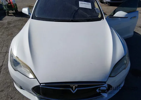2013 Tesla Model S z USA, uszkodzony, nr VIN 5YJSA1CN7DFP20339